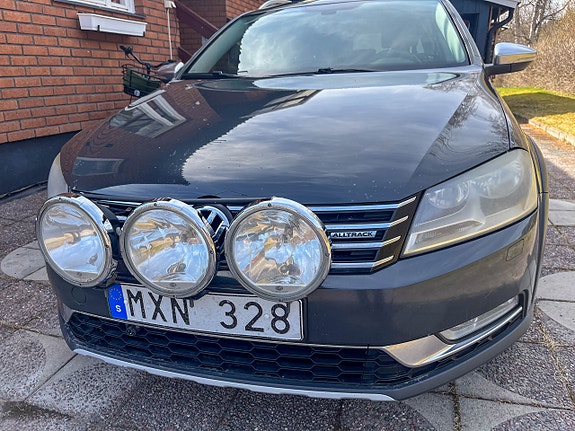 Volkswagen Passat Alltrack 2 of 5