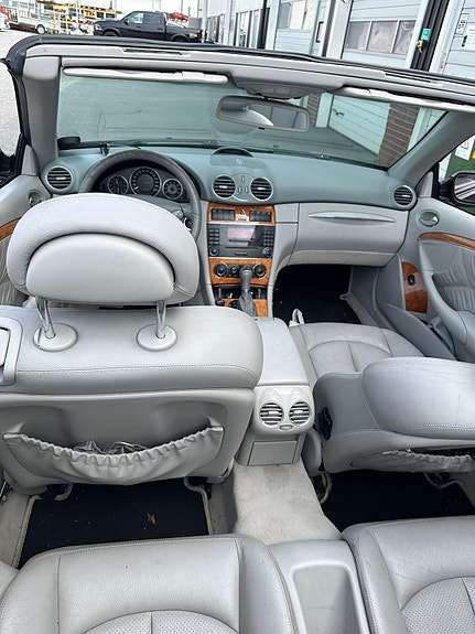 Mercedes-Benz CLK240 4 of 5