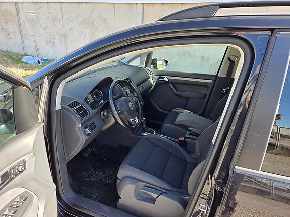 Volkswagen Touran 3 of 5