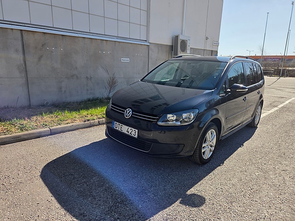 Volkswagen Touran 2 of 5