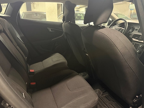 Volvo V40 8 of 19