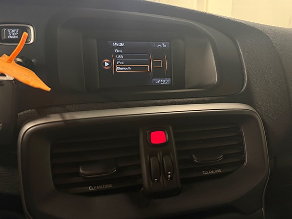 Volvo V40 15 of 19