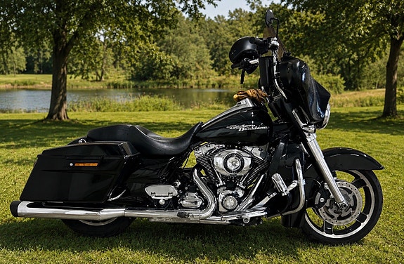 Harley-Davidson Street Glide FLHX 3 of 4