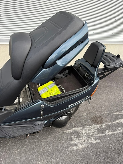 Suzuki AN400 Burgman 6 of 9
