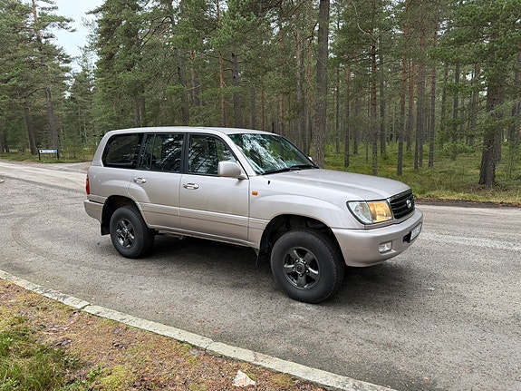 Toyota Land Cruiser 2 of 10