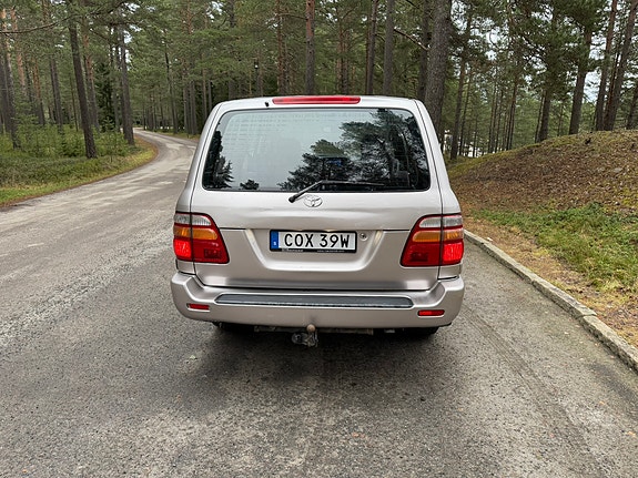 Toyota Land Cruiser 4 of 10