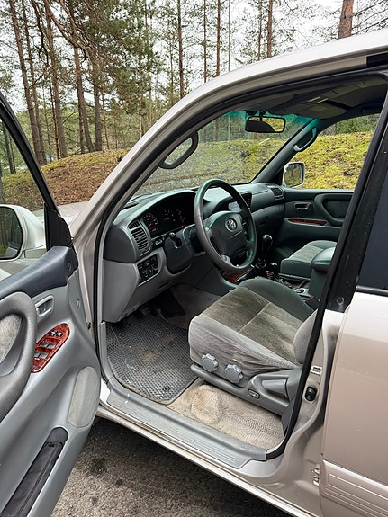 Toyota Land Cruiser 8 of 10