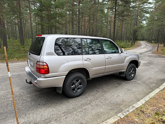Toyota Land Cruiser 3 of 10