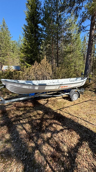 Terhi saiman solar med elmotor och Brenderup båttrailer paket 3 of 9