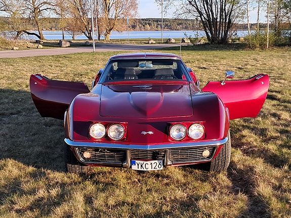 Chevrolet Corvette 3 of 5