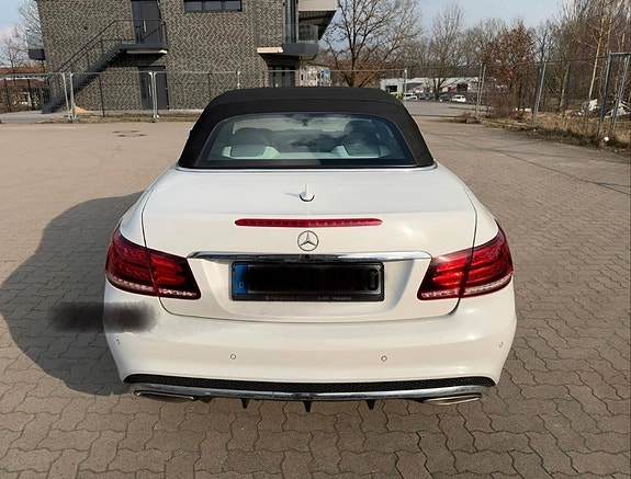 Mercedes-Benz E220 3 of 4
