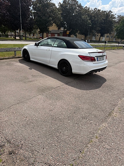 Mercedes-Benz E220 2 of 14