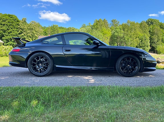 Porsche 911 Carrera 4 of 5