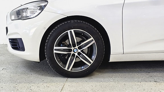 BMW 218 4 of 5