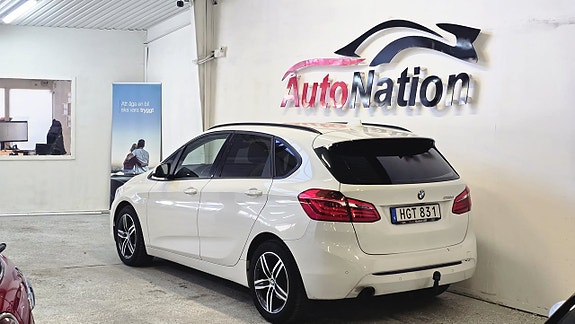 BMW 218 2 of 5