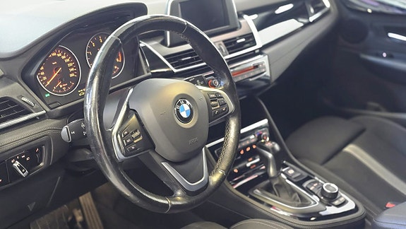 BMW 218 9 of 16