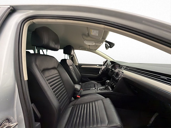Volkswagen Passat 10 of 24