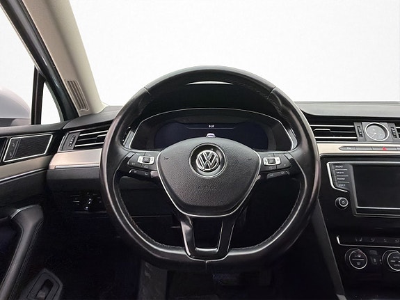 Volkswagen Passat 9 of 24