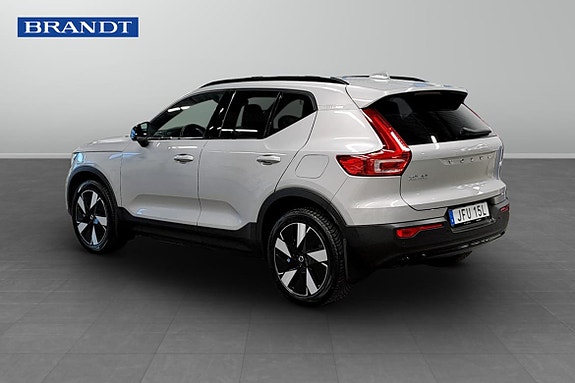 Volvo XC40 2 of 5
