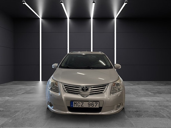 Toyota Avensis 2 of 5