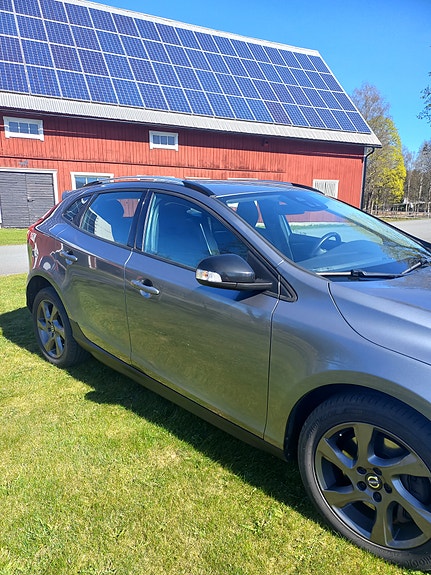 Volvo V40 Cross Country 2 of 5