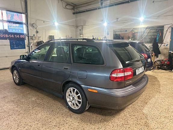 Volvo V40 4 of 5