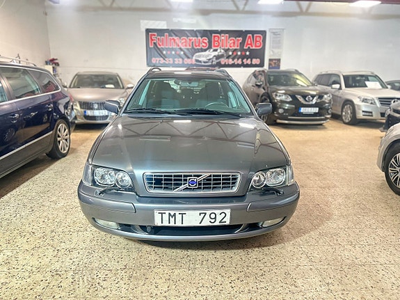 Volvo V40 2 of 5