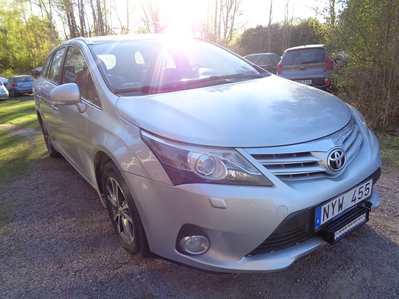 Toyota Avensis 2 of 5