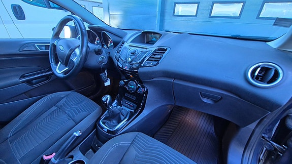 Ford Fiesta 2 of 5