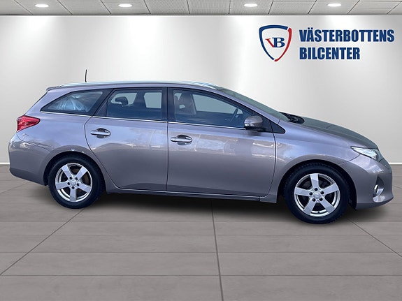 Toyota Auris 2 of 11
