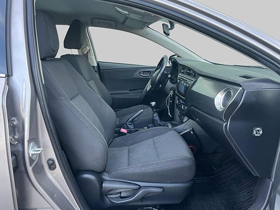 Toyota Auris 5 of 11