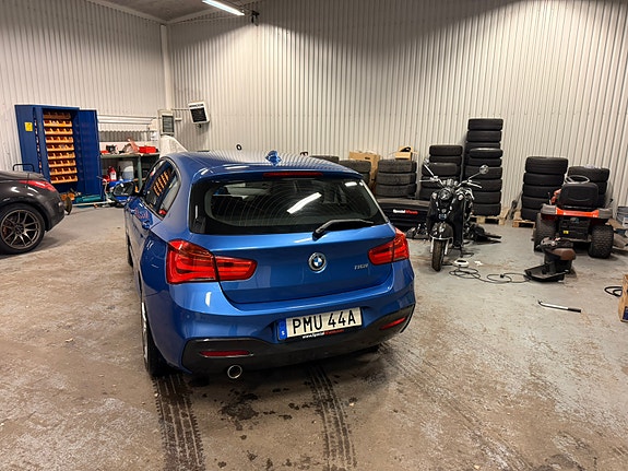 BMW 118i 3 of 5