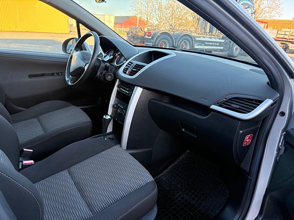 Peugeot 207 SW 11 of 15