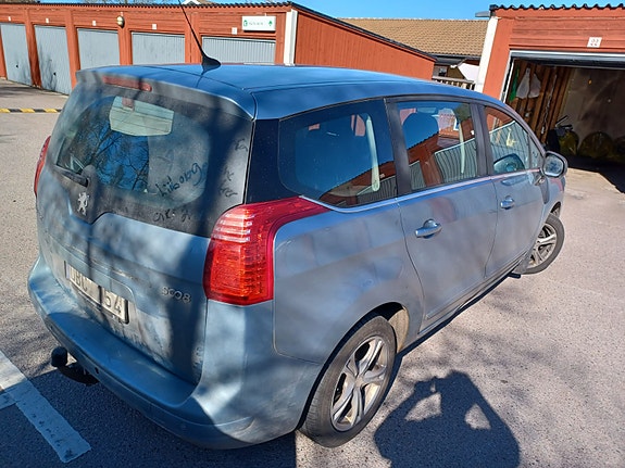 Peugeot 5008 2 of 3