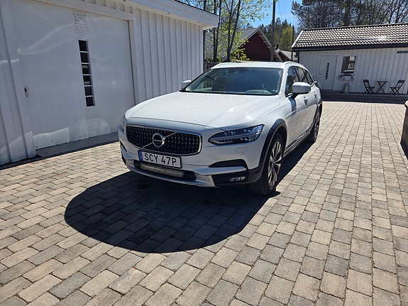 Volvo V90 Cross Country 2 of 5