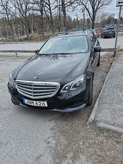 Mercedes-Benz E220 2 of 10