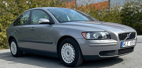 Volvo S40 2 of 5