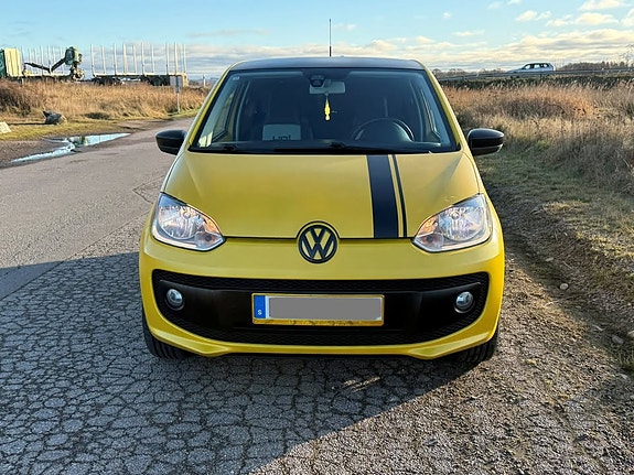 Volkswagen UP! 2 of 5