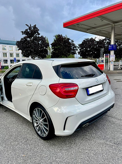 Mercedes-Benz A180 2 of 5