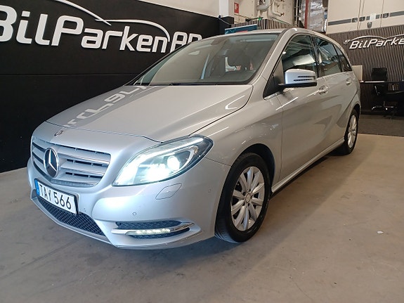 Mercedes-Benz B180 2 of 5