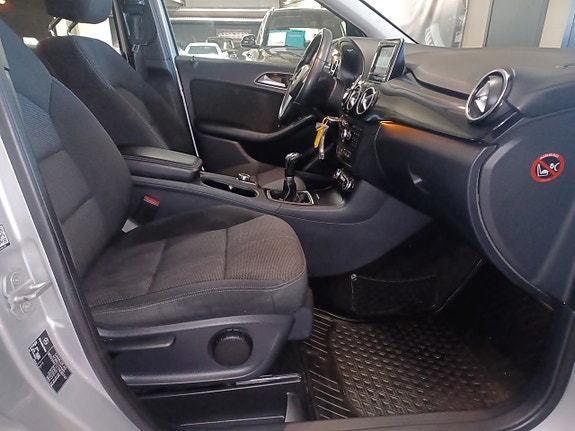 Mercedes-Benz B180 8 of 14