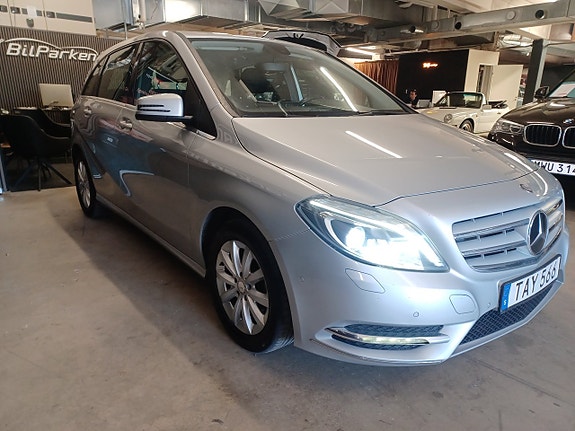 Mercedes-Benz B180 4 of 5