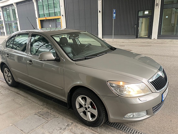 Skoda Octavia 2 of 5
