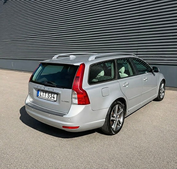 Volvo V50 3 of 14