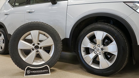Volvo XC40 2 of 5
