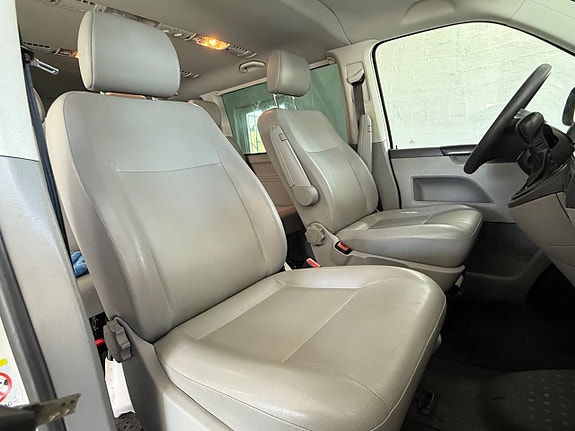 Volkswagen Caravelle 13 of 15
