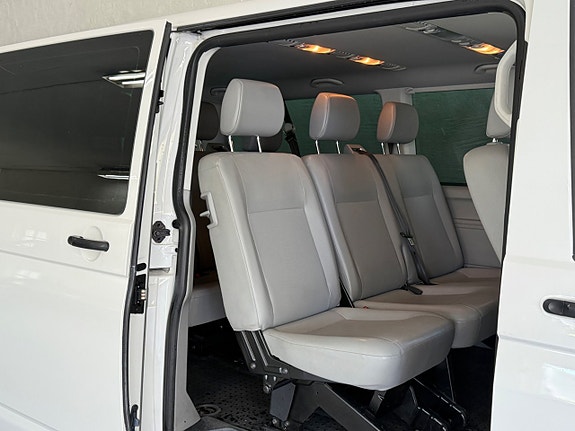 Volkswagen Caravelle 8 of 15