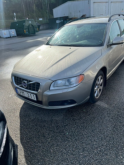 Volvo V70 2 of 5