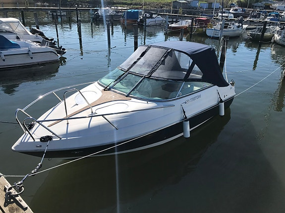 Höstfynd! Fin, rymlig daycruiser med stor badbrygga - Triton 225 DC –  Diesel 2 of 8