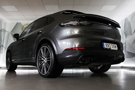 Porsche Cayenne 7 of 27
